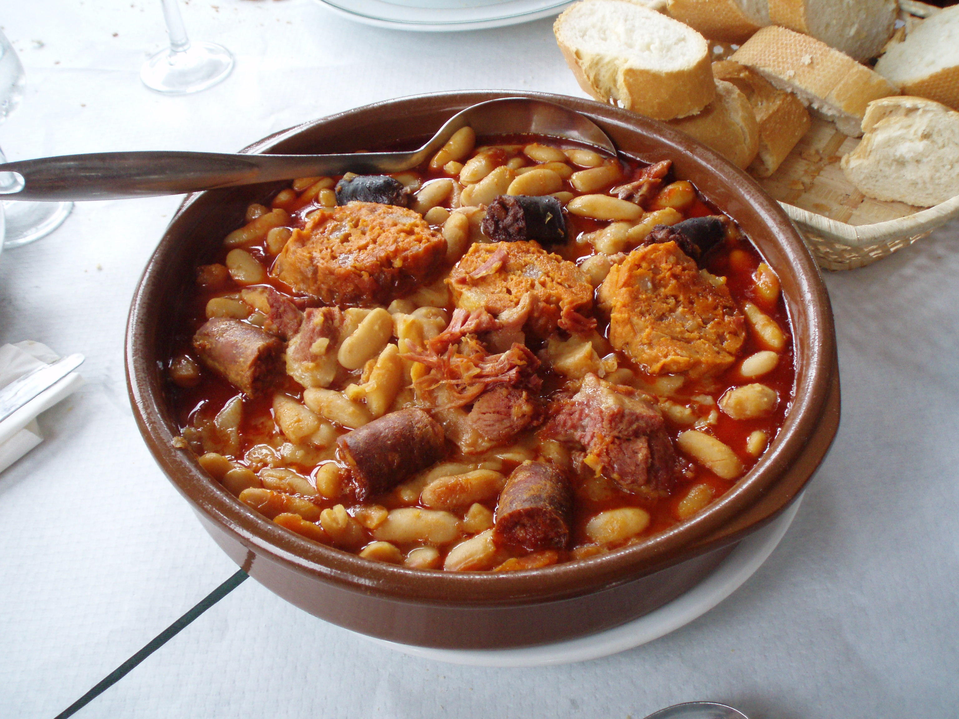 plato de fabada asturiana en plato de barro