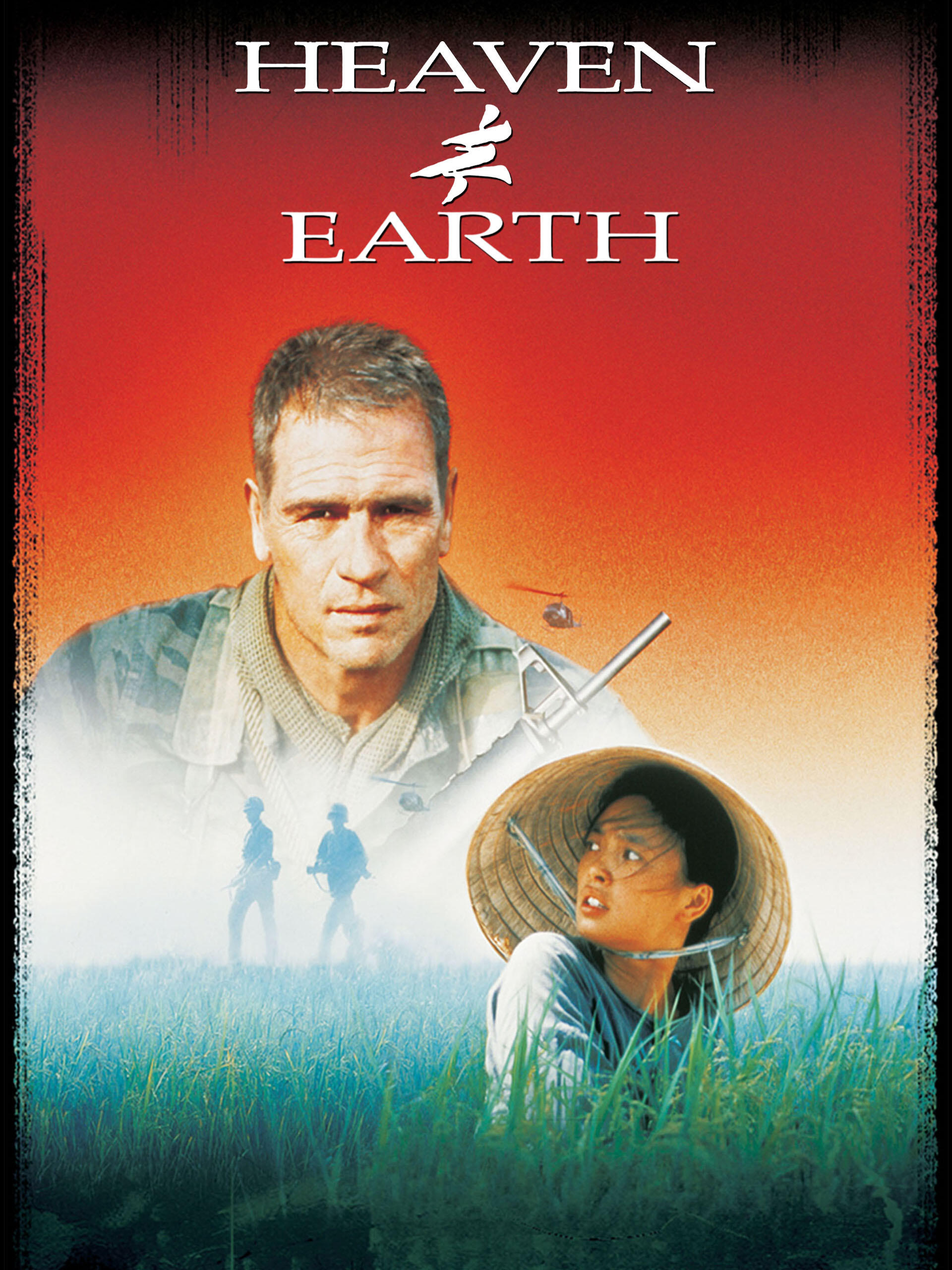 El cartel de «Heaven & Earth» muestra a un soldado y una mujer vietnamita en un campo, con helicópteros y soldados al fondo. Tenso y dramático.